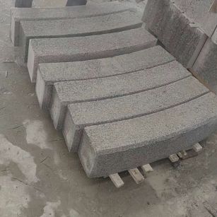 抚顺芝麻白弧形路牙石