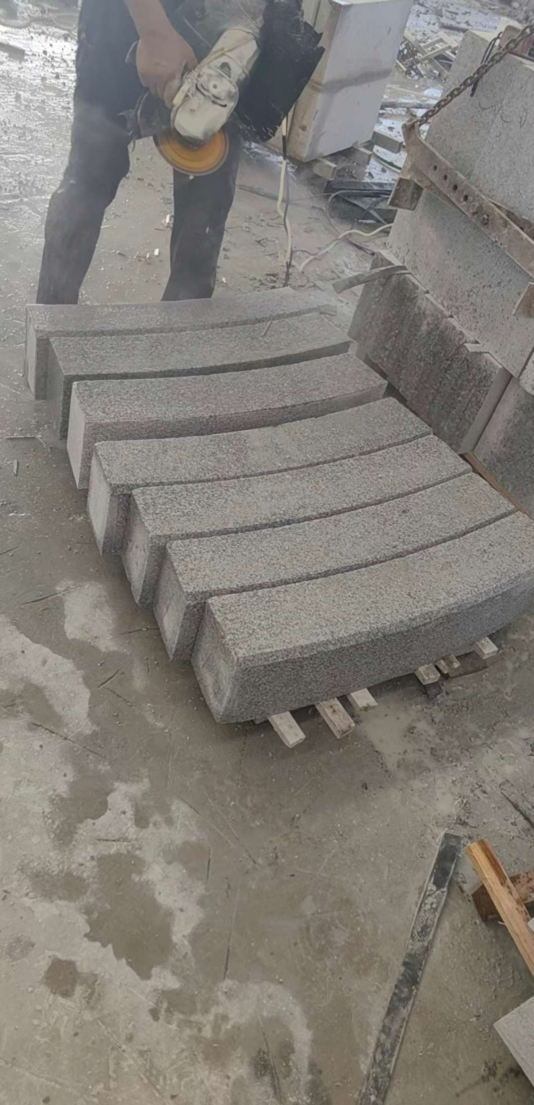 抚顺芝麻白弧形路牙石